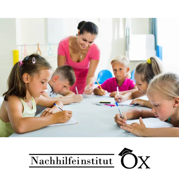 Nachhilfelehrerin mit ihren Schülern im Nachhilfeinstitut Ochsenhausen